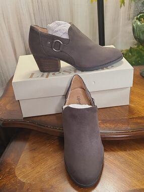 New in box! LifeStride Brianna Womens 6 Wide gray Buckle & zip short ankle boots